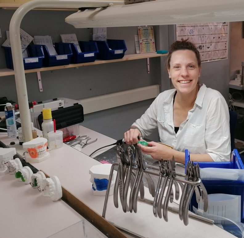 zahntechnische Meisterin Verena Stenzel - ausgebildet in den Bereichen digitale KFO,digitale Behandlungspläne zur Alignertherapie, 3D-Druck, Tiefziehtechnik, hochwertige Platten & Apparaturen durch Prof. Dr. Demling